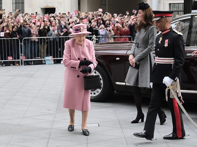 英国总统和女王哪个大
